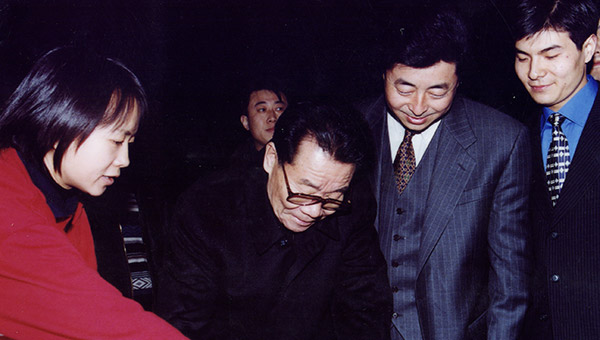 時(shí)任中央政治局常委、全國政協(xié)主席李瑞環(huán)親切接見(jiàn)通光集團黨委書(shū)記張強